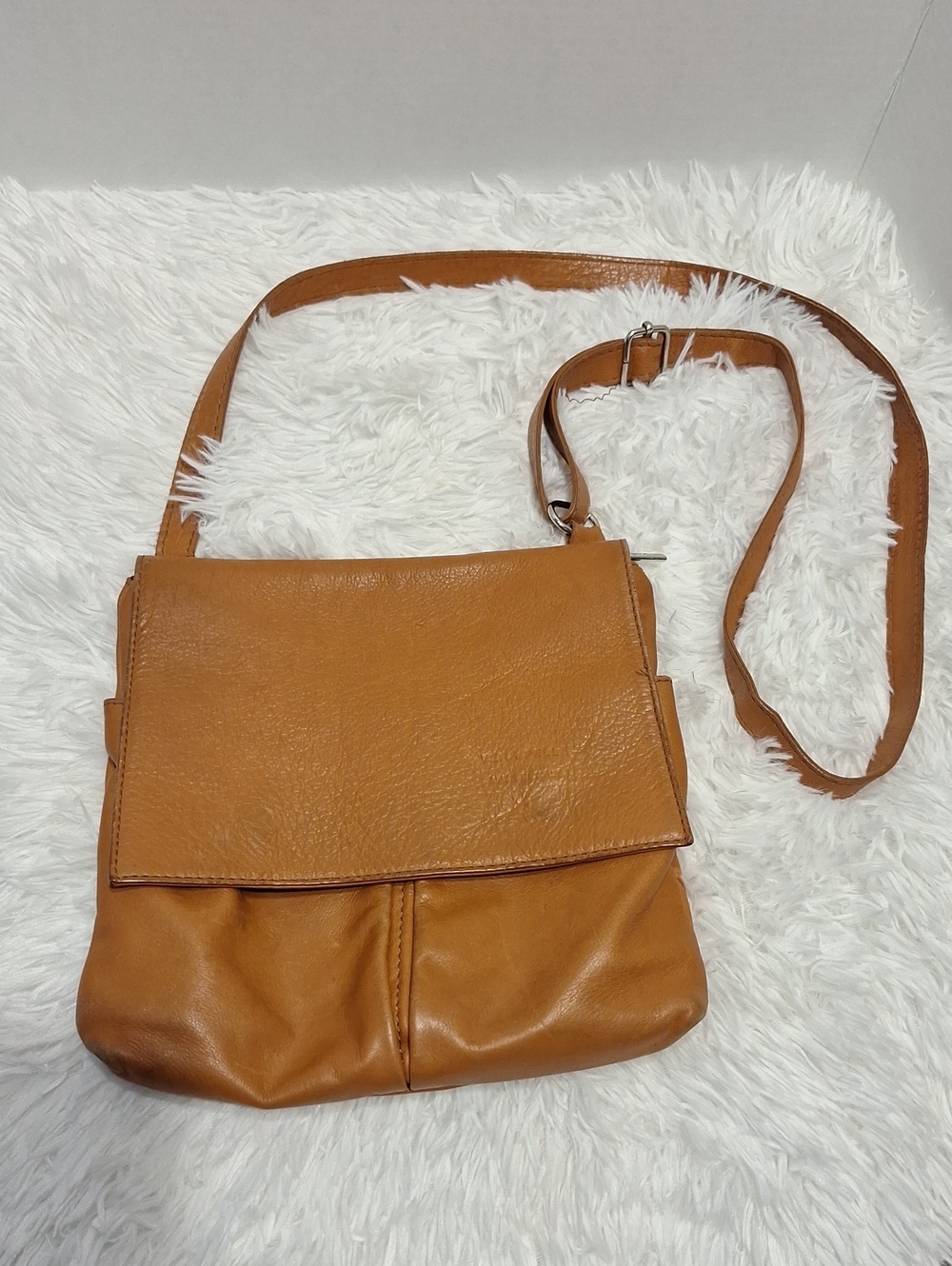 VERA PELLE. Tan Leather Crossbody Bag - Minimal Flap Shoulder Purse